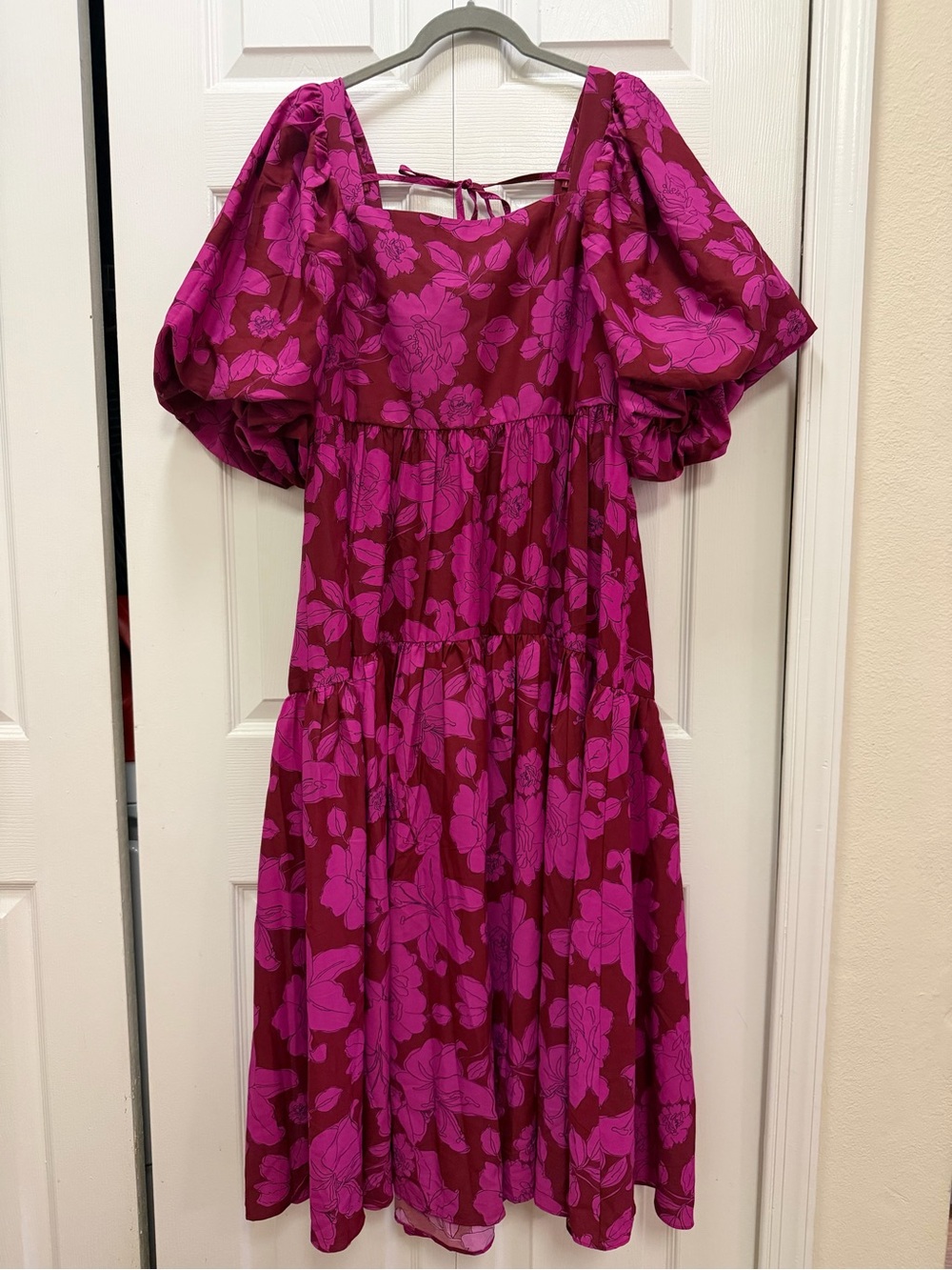 entro Magenta Floral Puff Sleeve Midi Dress